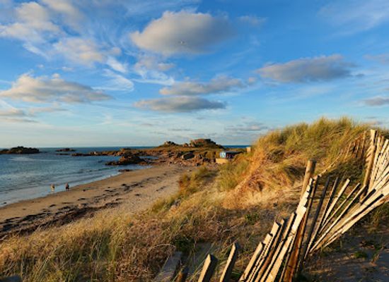 guernsey/vazon-bay/landmark/grandes-rocques-beach