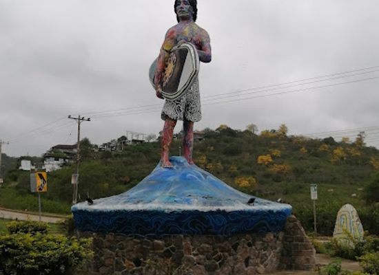 ecuador/santa-elena-region/landmark/monumento-del-surfista