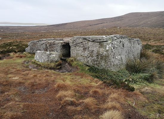 united-kingdom/orkney/attraction/dwarfie-stane-2