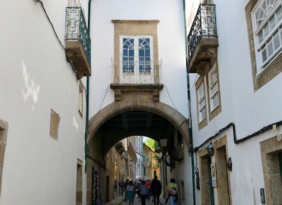 portugal/guimaraes/landmark/arco-do-amor