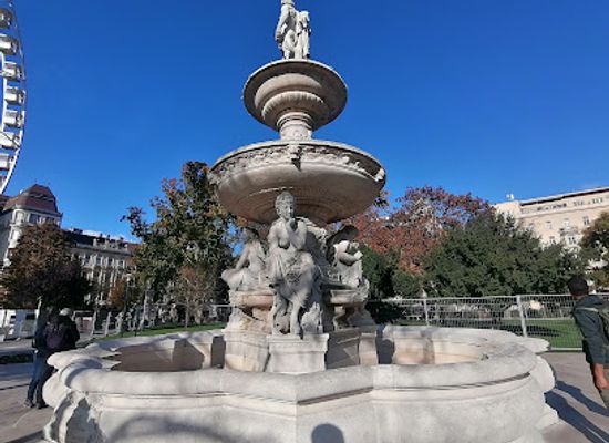 hungary/budapest/landmark/danubius-fountain