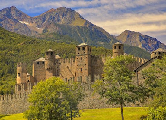 italy/aosta-valley/landmark/castello-di-fenis