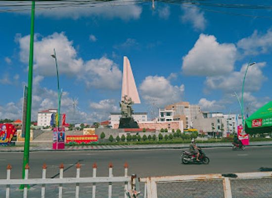 vietnam/phan-thiet/landmark/victory-monument-le-duan-roundabout