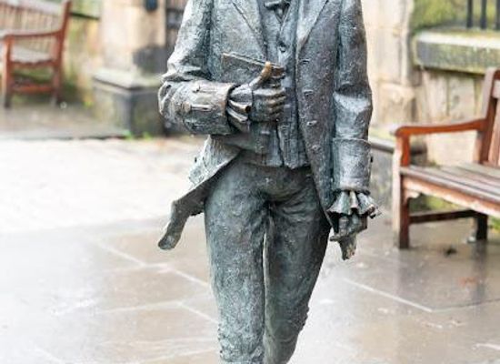 united-kingdom/edinburgh/landmark/robert-fergusson-statue
