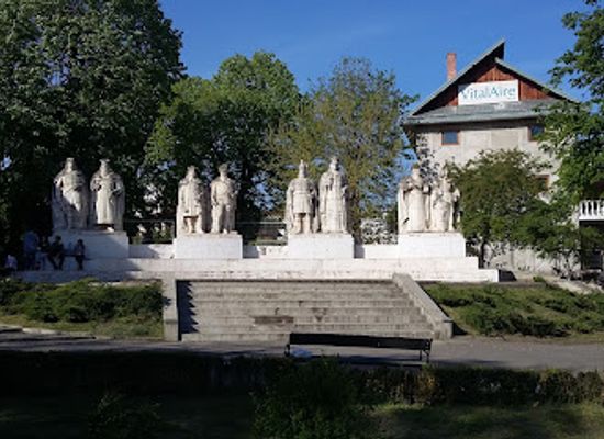 romania/iasi/landmark/statues-of-the-voievods