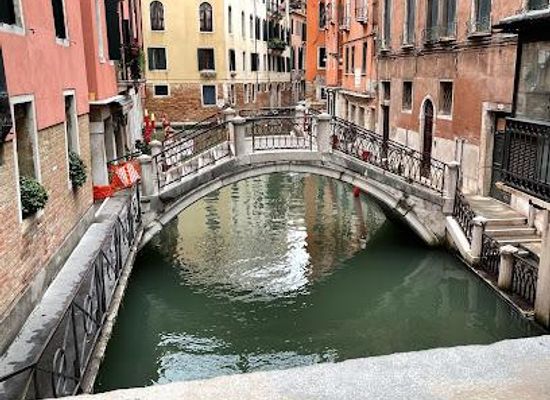 italy/venice/landmark/ponte-dei-baretteri