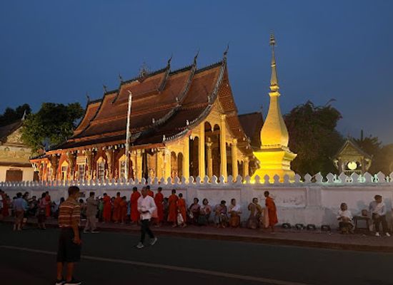 laos/luang-prabang/landmark/alms-giving-ceremony-in-luang-prabang