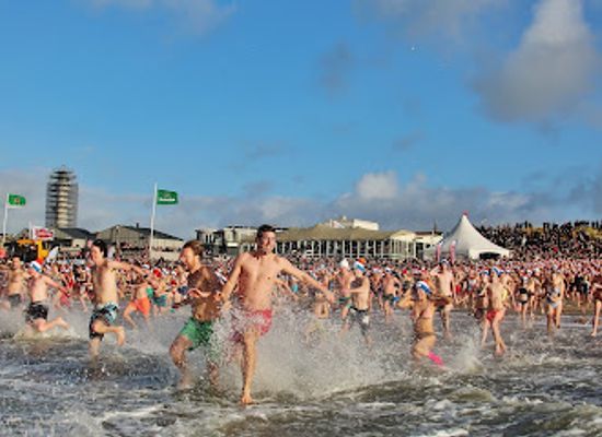 netherlands/egmond-aan-zee/landmark/nieuwjaarsduik-egmond