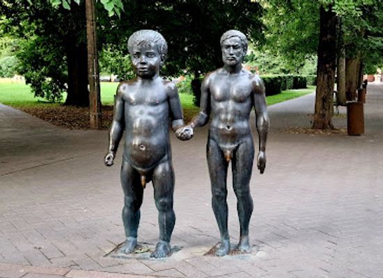 estonia/tartu-county/landmark/sculpture-father-and-son