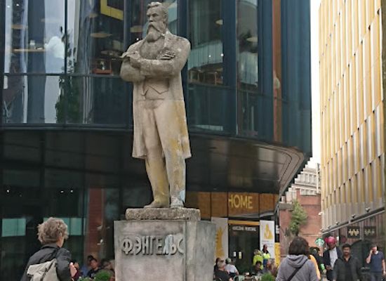 united-kingdom/manchester/landmark/friedrich-engels-statue