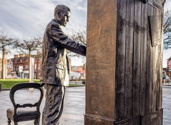 united-kingdom/belfast/attraction/cs-lewis-statue-the-searcher
