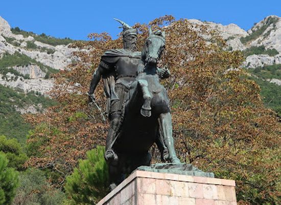 albania/kruja/landmark/statue-of-skanderbeg