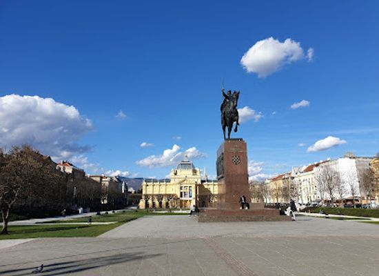 croatia/zagreb/landmark/trg-kralja-tomislava
