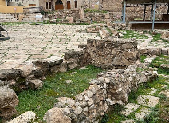jordan/madaba/landmark/al-qasr-al-muhtarq