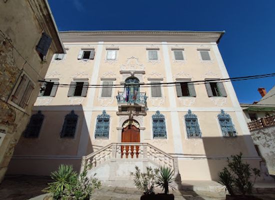 slovenia/izola/landmark/palaca-besenghi-degli-ughi