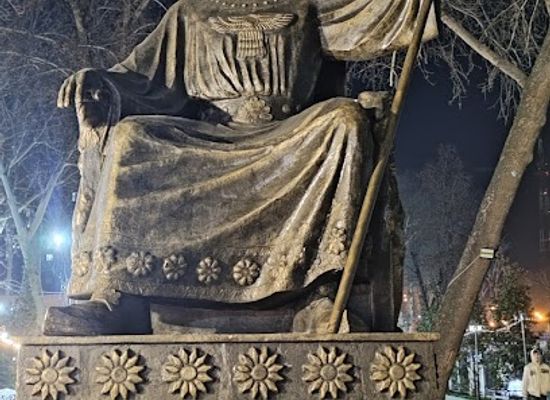 tajikistan/hisor-valley/landmark/cyrus-the-great-statue