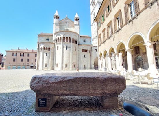 italy/modena/landmark/pietra-ringadora
