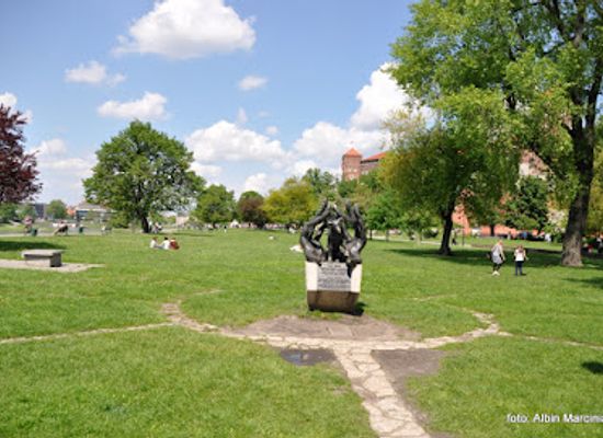 poland/lesser-poland/landmark/dzok-the-dog-monument