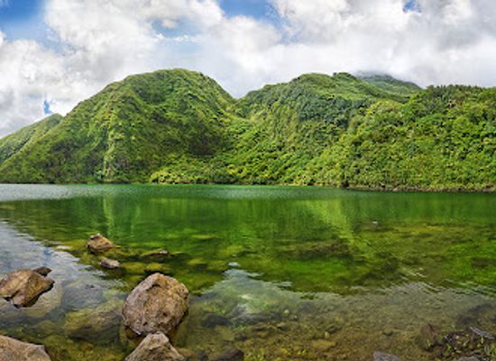 dominica/emerald-pool/landmark/freshwater-lake