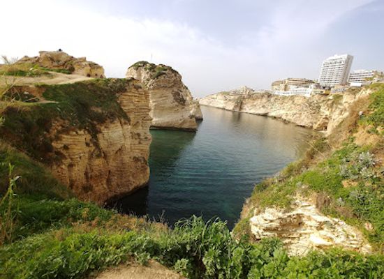 lebanon/north-lebanon/landmark/al-raouche-rocks