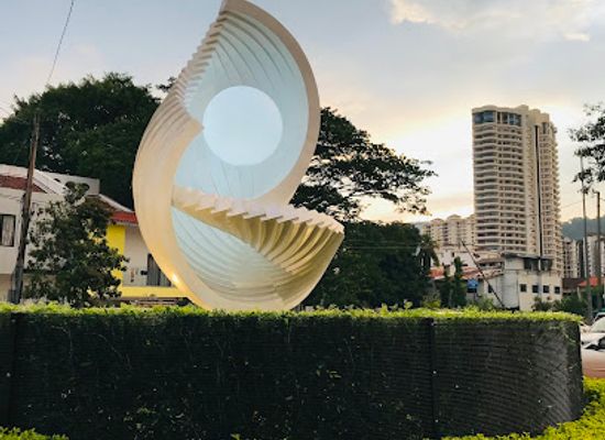 malaysia/george-town/gurney-drive/landmark/pearl-statue-near-gurney-plaza