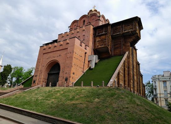 ukraine/pylypets/landmark/golden-gate