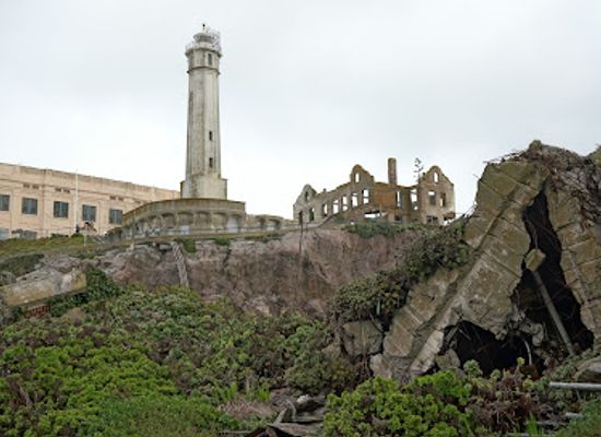 california/san-francisco-peninsula/landmark/alcatraz-lighthouse