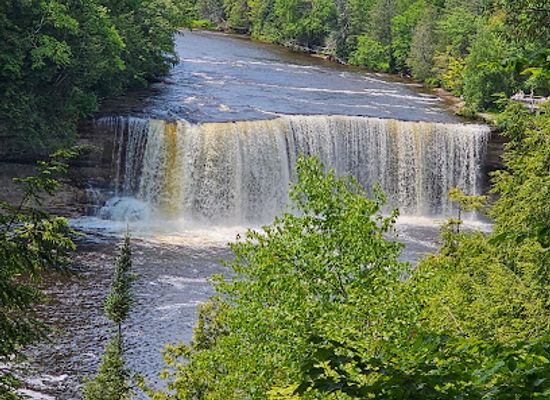 michigan/tahquamenon-falls-state-park/landmark/tahquamenon-falls