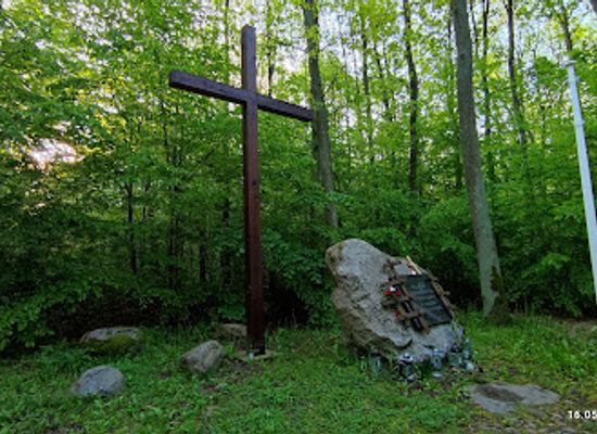 poland/greater-poland/landmark/miejsce-pamieci-polakow-zamordowanych-w-okolicznych-lasach-w-okresie-stalinowskim