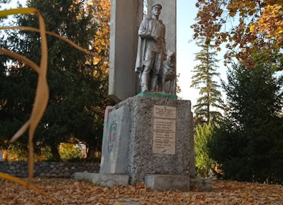 kyrgyzstan/karakol/landmark/pamyatnik-neizvestnomu-soldatu