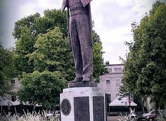 united-kingdom/gloucestershire/attraction/gustav-holst-statue-planets-fountain-2