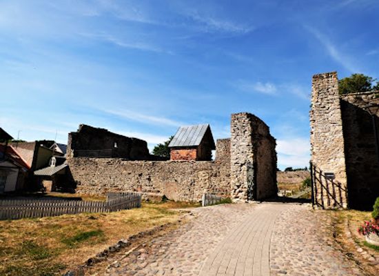 estonia/haapsalu/landmark/haapsalu-piiskopilinnuse-varemed