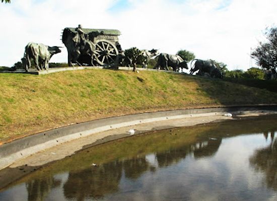 uruguay/montevideo-coast/landmark/carreta-monument