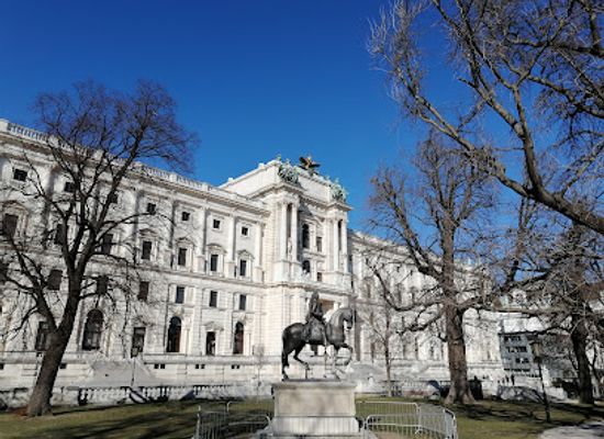 austria/vienna/landmark/franz-stephan-von-lothringen-statue