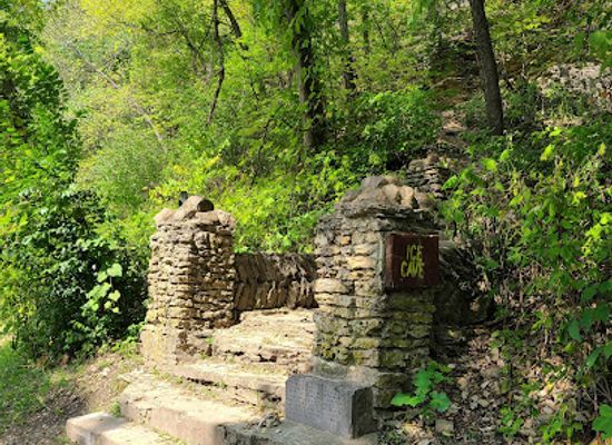 iowa/driftless-area/landmark/ice-cave-hill-park