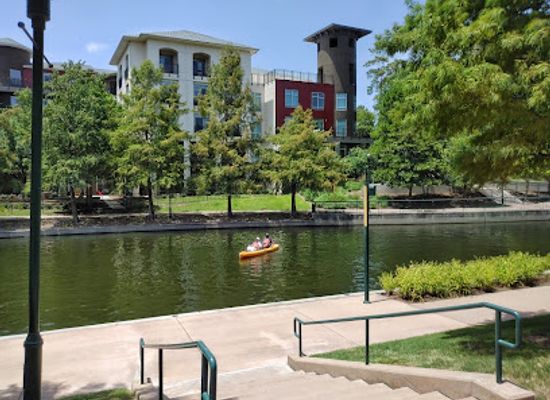 texas/the-woodlands/landmark/waterways-trolley-stop