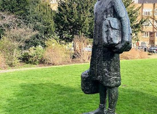 netherlands/utrecht/landmark/sculpture-of-anne-frank