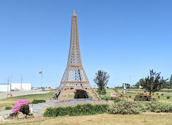 canada/prairies/landmark/eiffel-tower-replica
