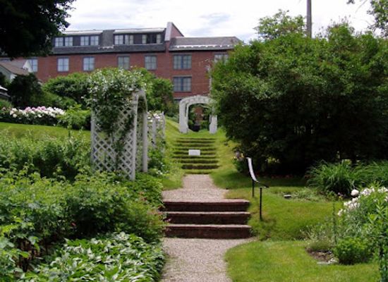 new-hampshire/lakes-region/landmark/moffatt-ladd-house-garden
