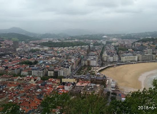 spain/san-sebastian/parte-vieja-old-town/landmark/pasealeku-berria-balcon