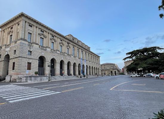 italy/verona/landmark/palazzo-della-gran-guardia