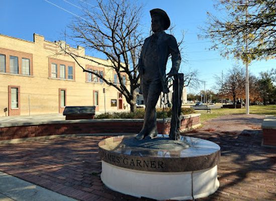 oklahoma/oklahoma-city/landmark/james-garner-statue