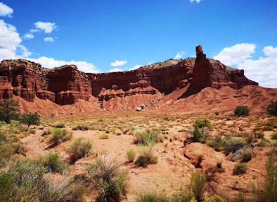 utah/capitol-reef-national-park/landmark/chimney-rock-trailhead