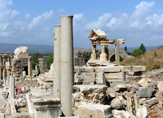 turkiye/ephesus/landmark/trajan-fountain