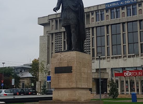 romania/pitesti/landmark/the-statue-of-mircea-the-elder
