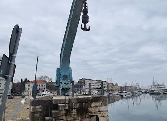 croatia/pula/landmark/historic-harbor-crane