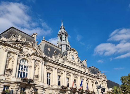 france/tours/vieux-tours/landmark/place-jean-jaures