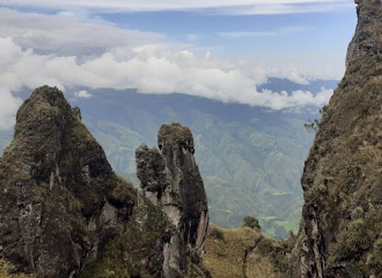ecuador/highland-valleys/landmark/el-chivo-rocas-arqueologicas-en-forma-de-un-pueblo