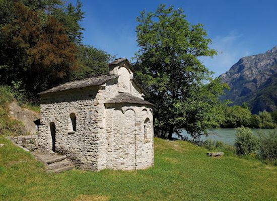 italy/valtellina/landmark/tempietto-di-san-fedelino-sul-lago-mezzola