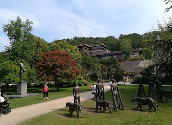 czechia/karlovy-vary/landmark/pomnik-antonina-dvoraka